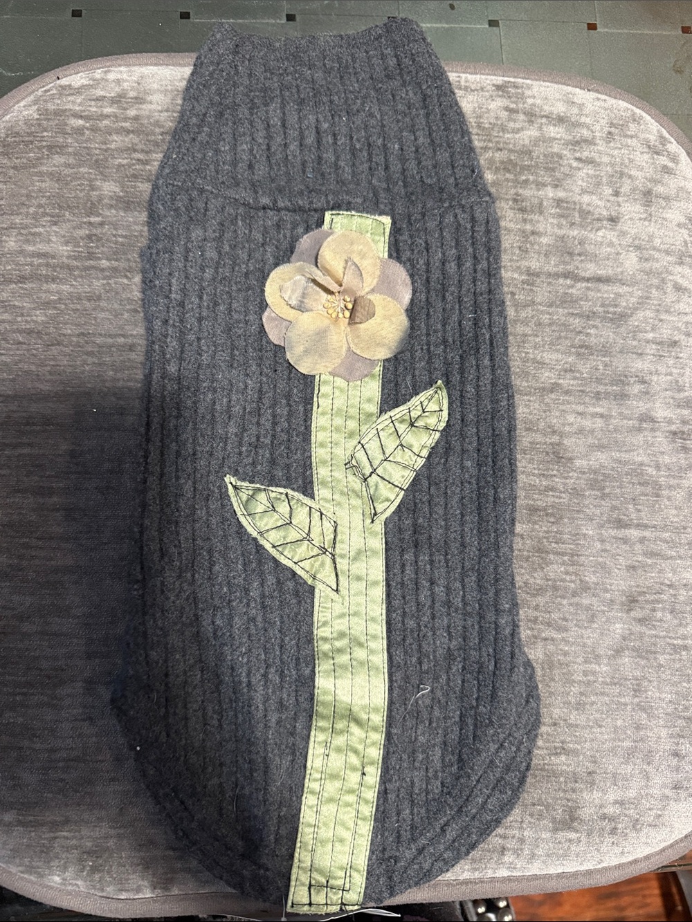 Gray Dog Sweater with Green Flower Applique100%CashmereVery stretchy